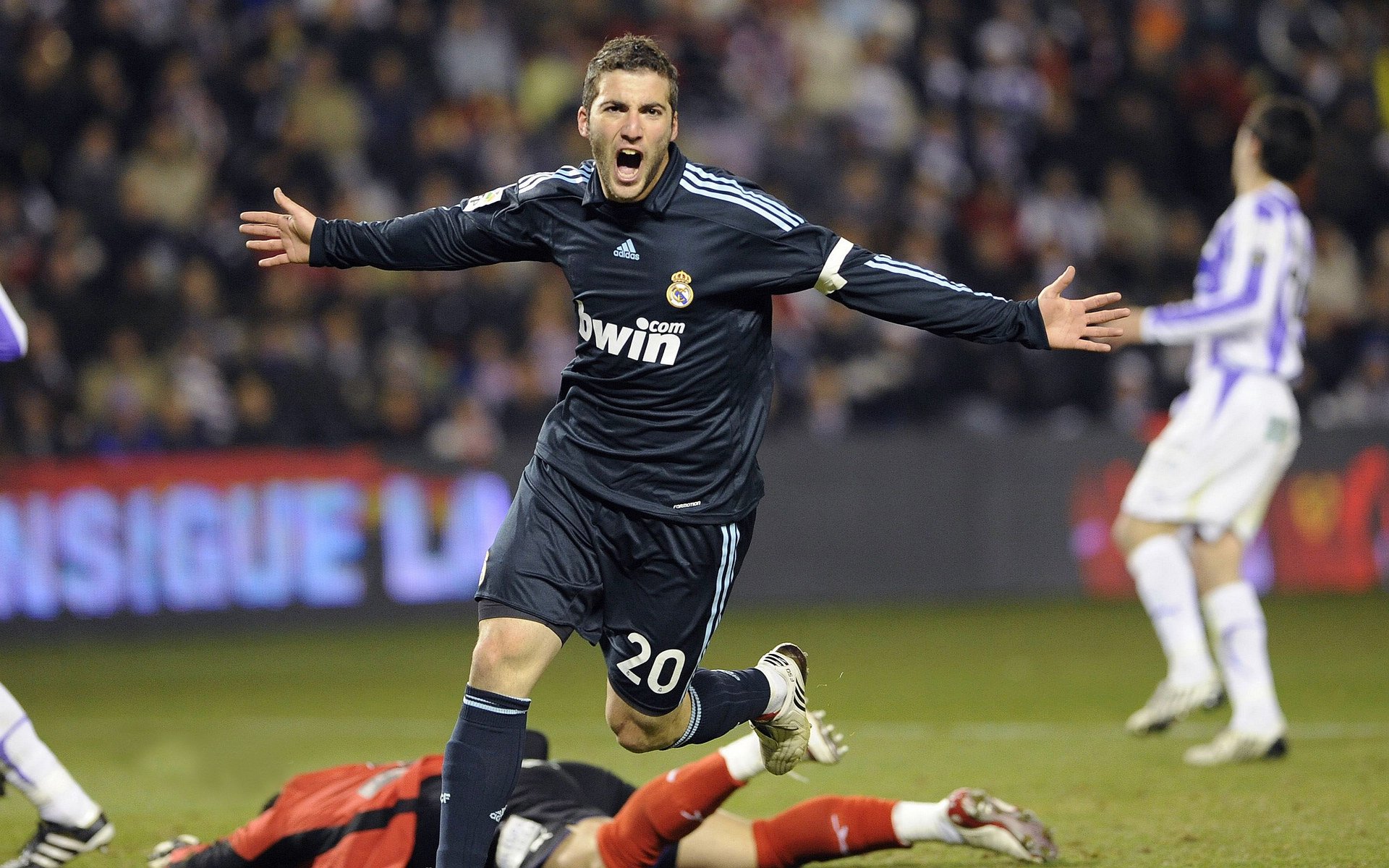 广州队逆转成功，豪取赛季重要胜利，广州队宣布