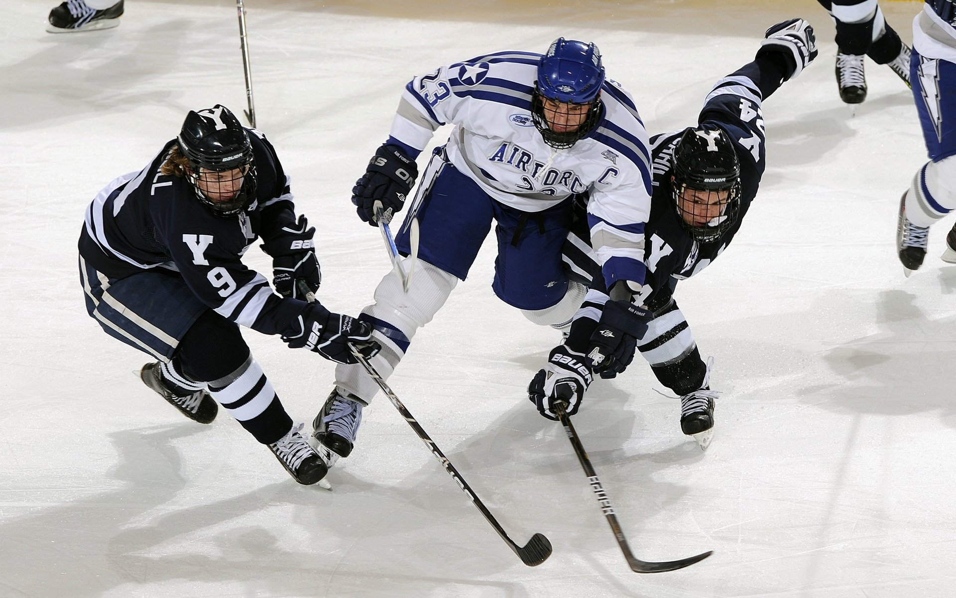 战术演变:教练如何根据比赛局势调整阵型?,比赛前教练在排兵布阵时的想法是